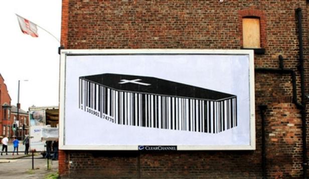 Eine Werbetafel zeigt einen Sarg, der aus einem Barcode besteht.