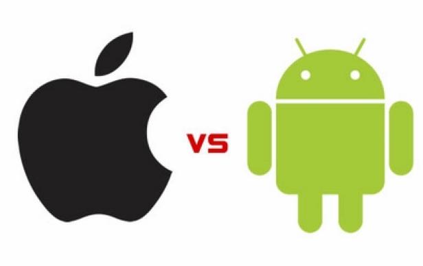 Das Apple-Logo steht dem Android-Maskottchen gegenüber.