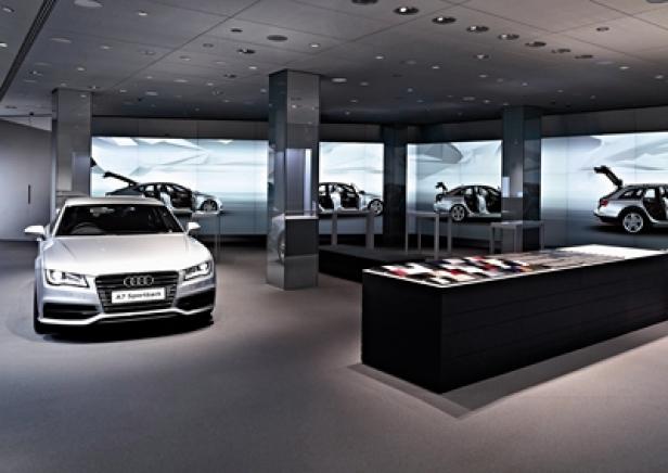 Ein silberner Audi A7 Sportback in einem Ausstellungsraum.
