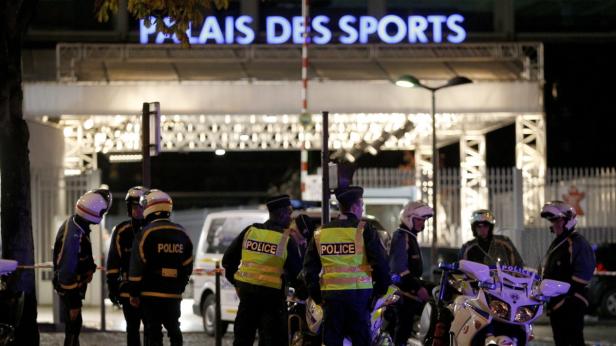 Polizisten stehen vor dem Palais des Sports.
