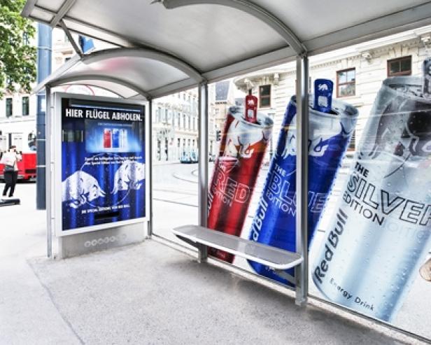 Red Bull - Special Edition - Ambient Media-Kampagne - Sampling-Promotion - Gewista City Light Eine Bushaltestelle mit Werbung für Red Bull in den Sorten Red, Blue und Silver Edition.