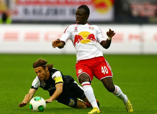 Erfolglosigkeit: Salzburg (im Bild: Mane gegen Windbichler, li.) hat bei Admira seit 2006 nicht gewonnen Ein Fußballspieler von Red Bull Salzburg läuft mit dem Ball, während ein Gegenspieler zu Boden geht.