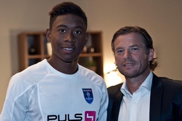 David Alaba, Frenkie Schinkels - UEFA Champions League-Repräsentanten Puls 4 (c: puls 4-lachner) Ein junger Fußballspieler posiert mit einem Mann im Anzug.