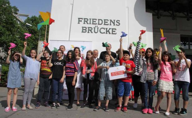 Wiener Jugendfriedenspreis Friedenstauben auf der Friedensbrücke