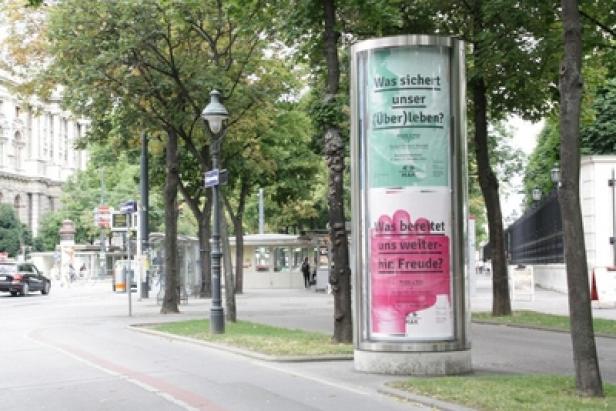 MAK Museum für angewandte Kunst Wien - Positionierungskampagne - MediaCom Vienna Eine Litfaßsäule mit zwei Werbeplakaten steht am Straßenrand in Wien.