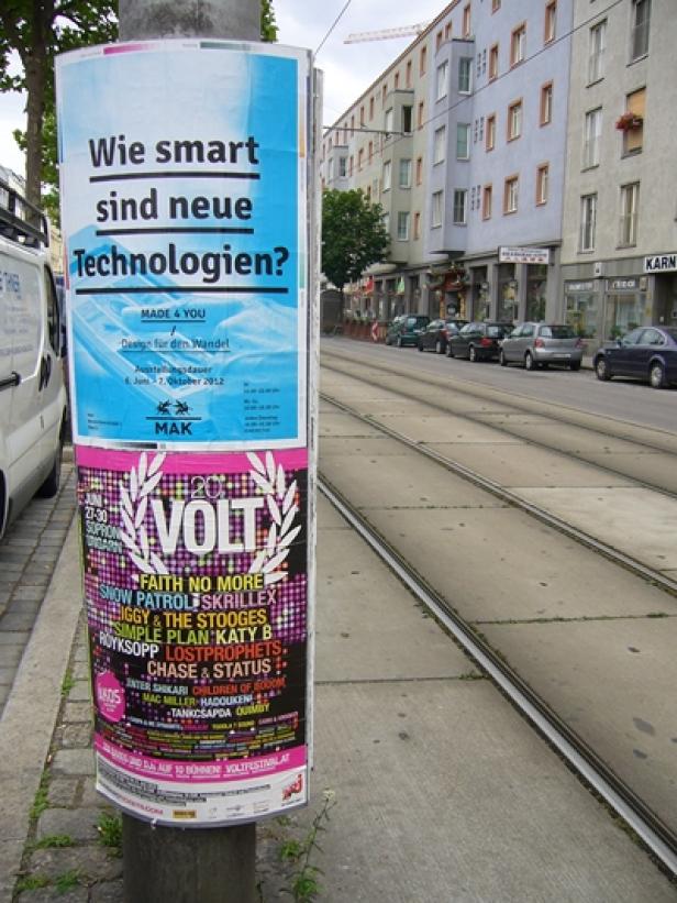 MAK Museum für angewandte Kunst Wien - Positionierungskampagne - MediaCom Vienna Ein Strommast ist mit Plakaten für eine Ausstellung und das „Volt“-Festival beklebt.