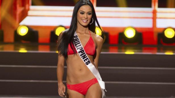 Eine Frau im roten Bikini mit der Aufschrift „Philippines“ auf einer Schärpe.