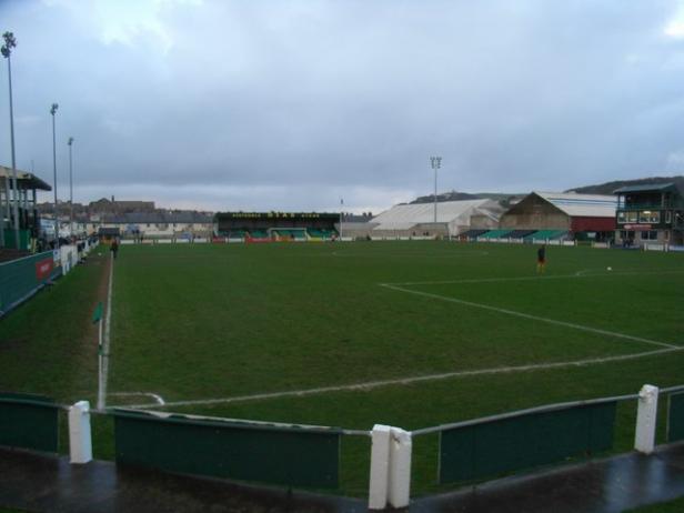 Blick auf das leere Fußballfeld des Nantporth Stadion in Bangor, Wales.