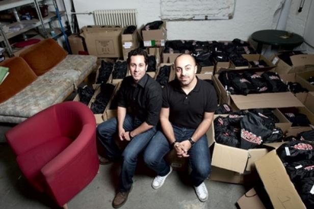 Honarfar Jubin, Mahlodiji Ali - Gründer whatchado.net (c: whatchado.net) Zwei Männer sitzen inmitten von Kartons in einem Lagerraum.