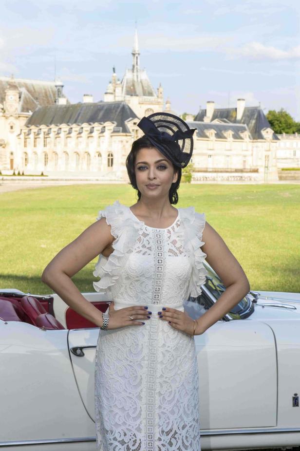 Film-Star Aishwarya Rai zwischen Hüten und Hufen
