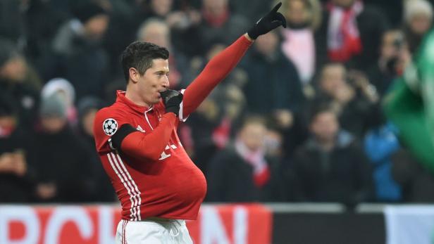 Robert Lewandowski jubelt mit erhobenem Arm und Fingerzeig auf dem Fußballfeld.