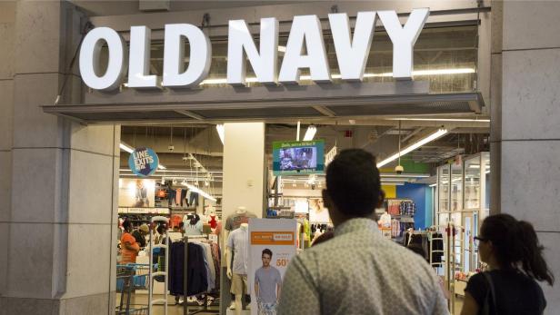 Customers arrive to shop at an Old Navy store in t Gap muss kürzertreten