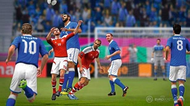 UEFA Euro 2012 - EA Football Fußballspieler kämpfen um den Ball während eines Spiels.
