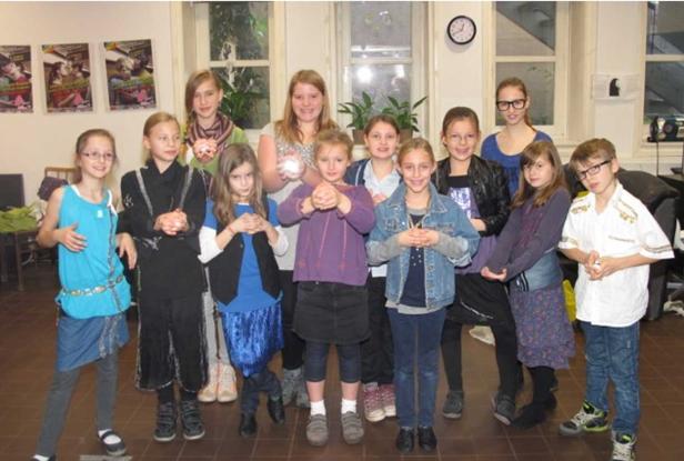 Eine Gruppe von Kindern posiert mit Schneebällen in einem Raum.