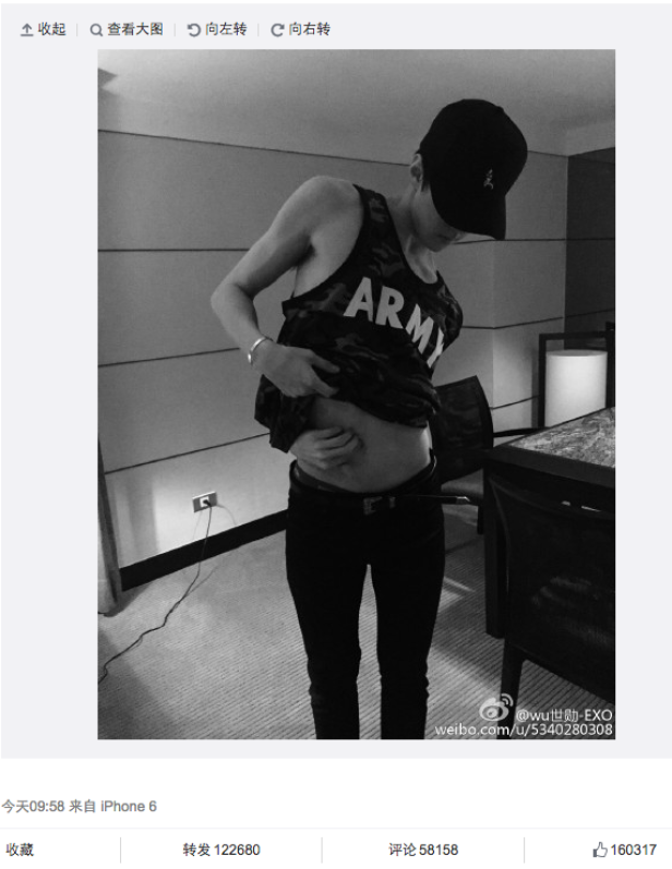 Ein Mann mit Tanktop und Kappe posiert in einem Zimmer.