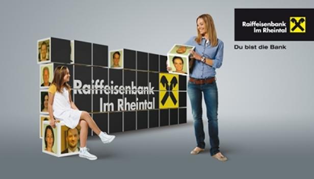 Raiffeisenbank Im Rheintal - Image-Kampagne - Du bist die Bank - spitzar Eine Frau und ein Mädchen interagieren mit Würfeln, die mit Fotos und dem Raiffeisenbank-Logo versehen sind.