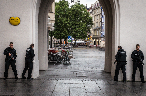 Bewaffnete Polizisten bewachen den Karlstor in München.