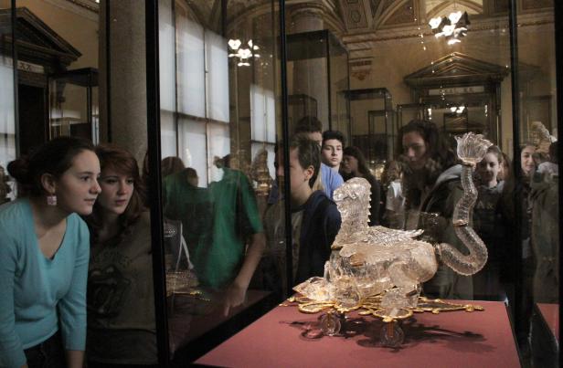 Besucher betrachten eine Kristallskulptur in einem Museum.