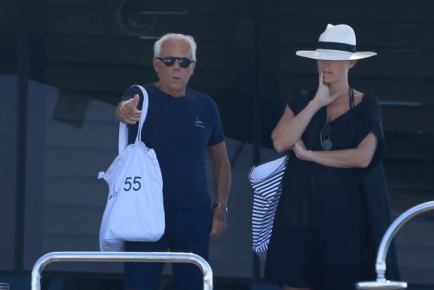 Giorgio Armani mit einer Begleiterin auf einer Yacht.