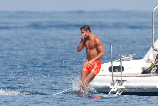 Cristiano Ronaldo steigt von einer Yacht ins Meer.