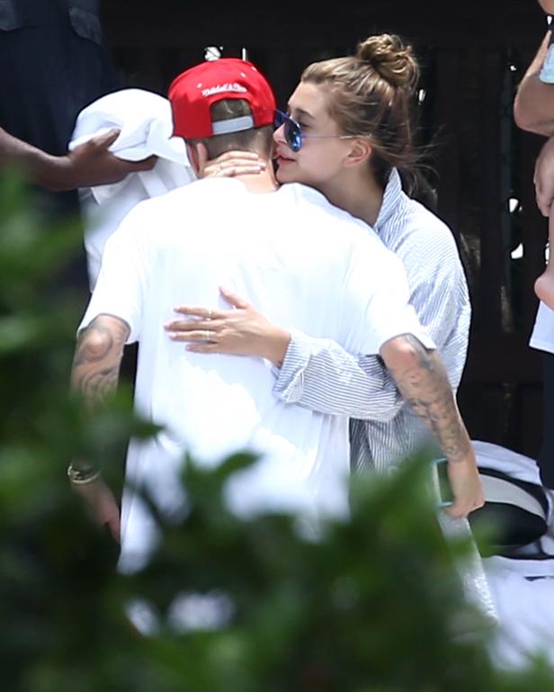 Hailey Bieber umarmt Justin Bieber.