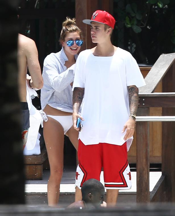 Justin Bieber mit einer Frau am Pool.