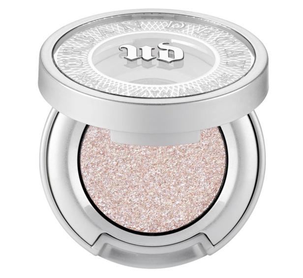 Ein geöffneter, silberfarbener Lidschatten von Urban Decay mit einem hellrosa Farbton.