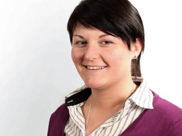 Viktoria Löcker, Digital Planner MPG Austria (c: privat) Eine lächelnde Frau mit dunklen Haaren, gekleidet in Hemd und lila Strickjacke.