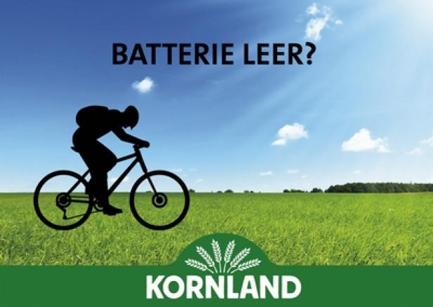 Eine Silhouette eines Radfahrers vor einer grünen Wiese und blauem Himmel mit der Frage „Batterie leer?“.