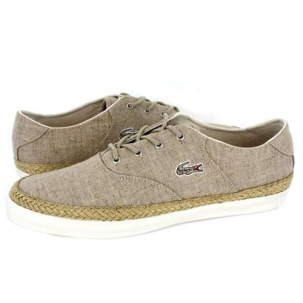 Ein Paar beigefarbene Lacoste-Sneakers mit Bastsohle.