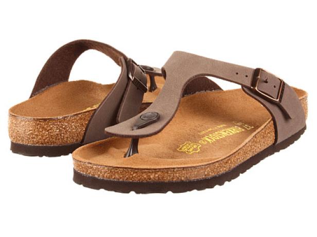 Ein Paar braune Birkenstock Zehentrenner-Sandalen.