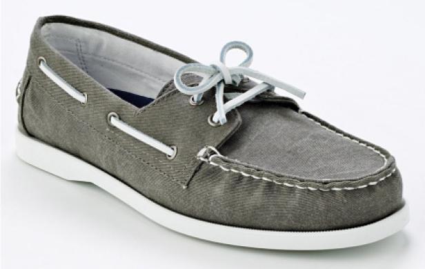 Ein grauer Segelschuh mit weißen Schnürsenkeln und einer weißen Sohle.