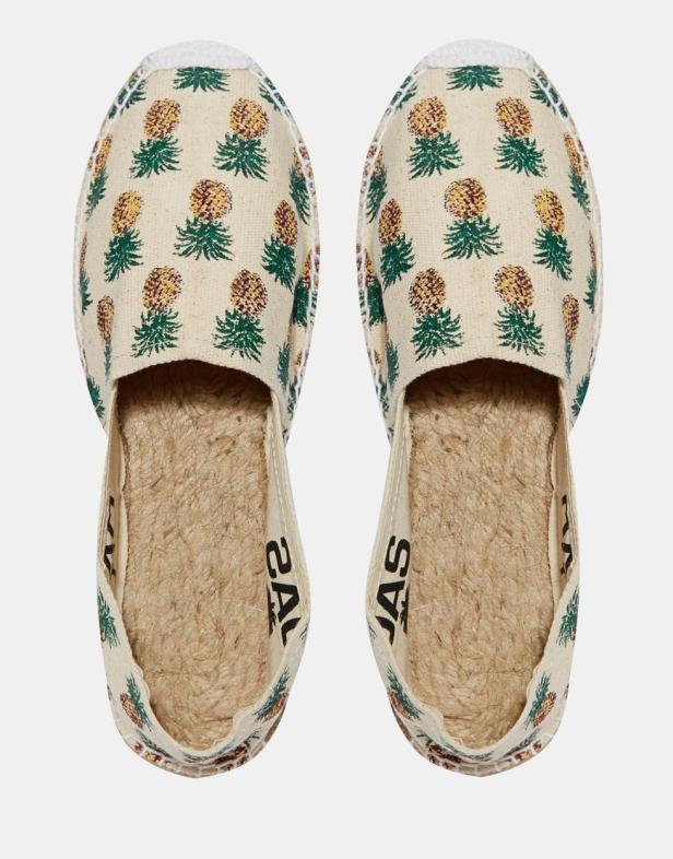Zwei Espadrilles mit Ananas-Muster stehen nebeneinander.