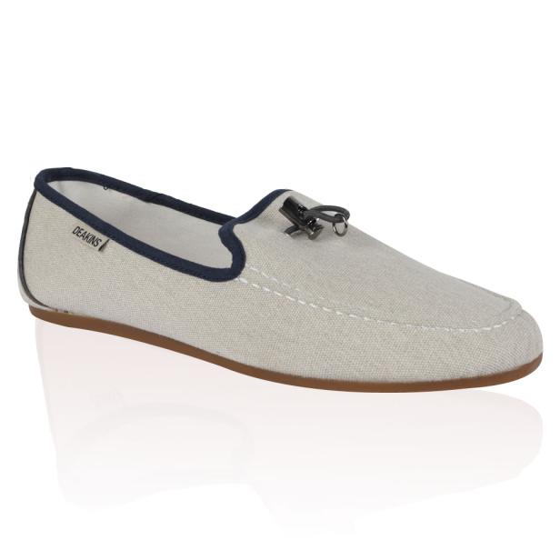 Ein hellgrauer Deakins Slipper mit dunkelblauer Paspelierung und brauner Sohle.