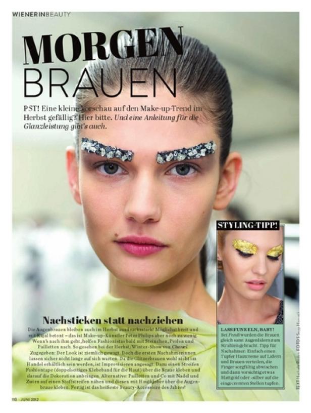 Eine Frau mit aufwendigem Augenbrauen-Make-up mit Schmucksteinen.