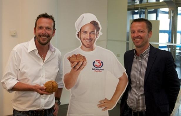 Robert Kratky, Georg Spatt (Ö3-Senderchef) (c: apa/lusser) Zwei Männer posieren mit einem Pappaufsteller eines Bäckers, der ein Brötchen hält.