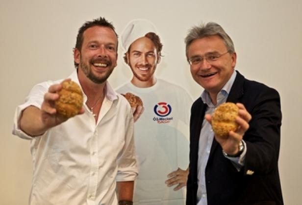 Robert Kratky, Rainer Reichl (Reichl und Partner) (c: apa/lusser) Zwei Männer präsentieren Backwaren vor einem Aufsteller der Bäckerei Ölz.
