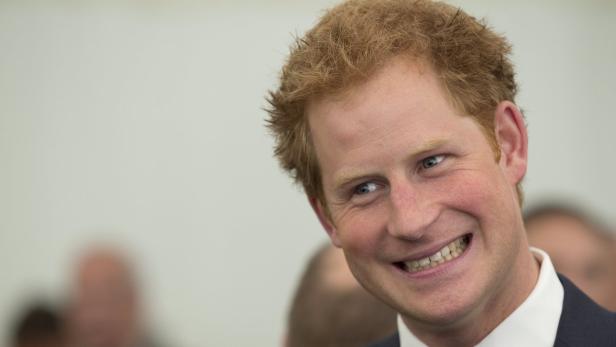 Prinz Harry lächelt in die Kamera.