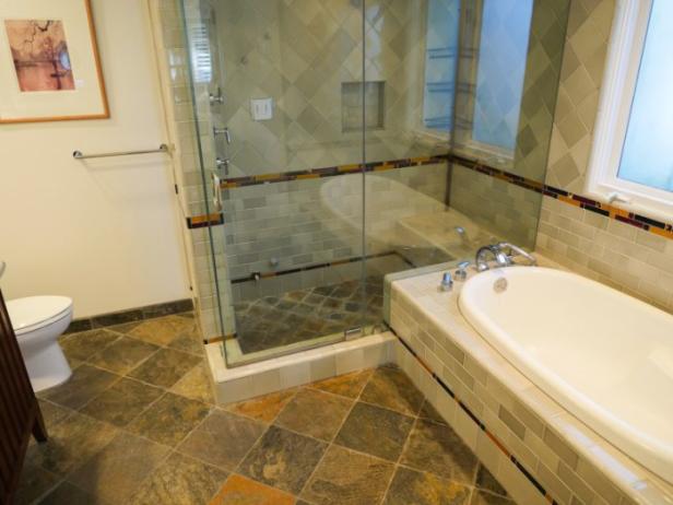Ein Badezimmer mit einer Badewanne und einer begehbaren Dusche.