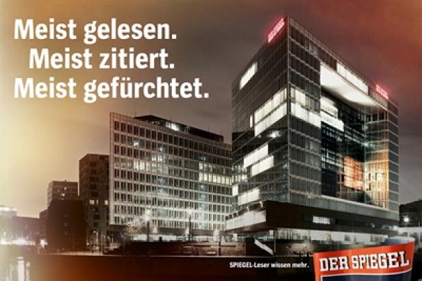 Das Spiegel-Verlagshaus in Hamburg bei Nacht mit dem Slogan „Meist gelesen. Meist zitiert. Meist gefürchtet.“.