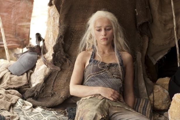 Daenerys Targaryen sitzt in einem einfachen Zelt und wirkt nachdenklich.
