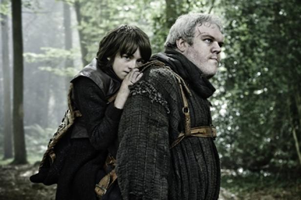 Bran reitet auf Hodor durch einen Wald in einer Szene aus „Game of Thrones“.