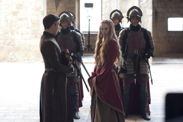 Cersei Lannister, umgeben von Gardisten, in einer Szene aus „Game of Thrones“.