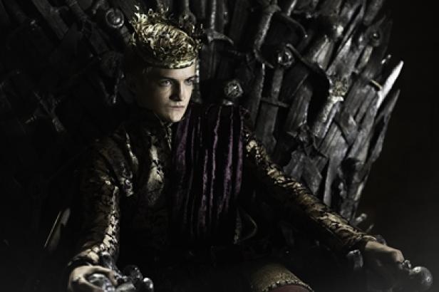 Joffrey Baratheon sitzt auf dem Eisernen Thron in der Fernsehserie „Game of Thrones“.