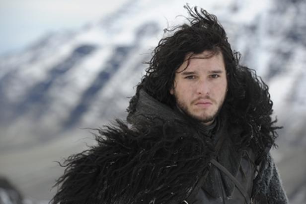 Kit Harington als Jon Schnee vor einer verschneiten Bergkulisse.