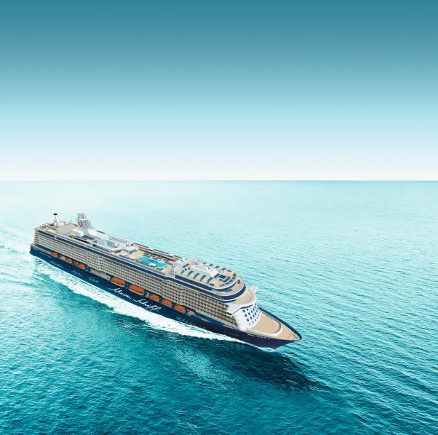 Das Kreuzfahrtschiff „Mein Schiff 3“ fährt auf dem offenen Meer.
