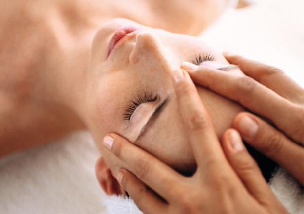Eine Frau erhält eine Gesichtsmassage.