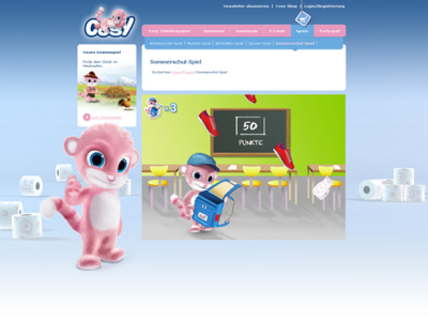Ein rosafarbenes Cosy-Maskottchen präsentiert das „Sommerschul Spiel“ auf einer Webseite.