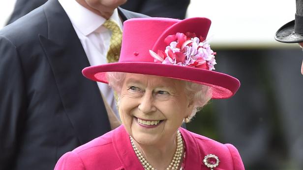 Königin Elizabeth II. mit einem pinkfarbenen Hut mit Blumen geschmückt.