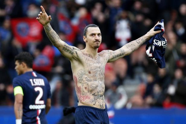 Zlatan Ibrahimović feiert oberkörperfrei mit Trikot in der Hand.